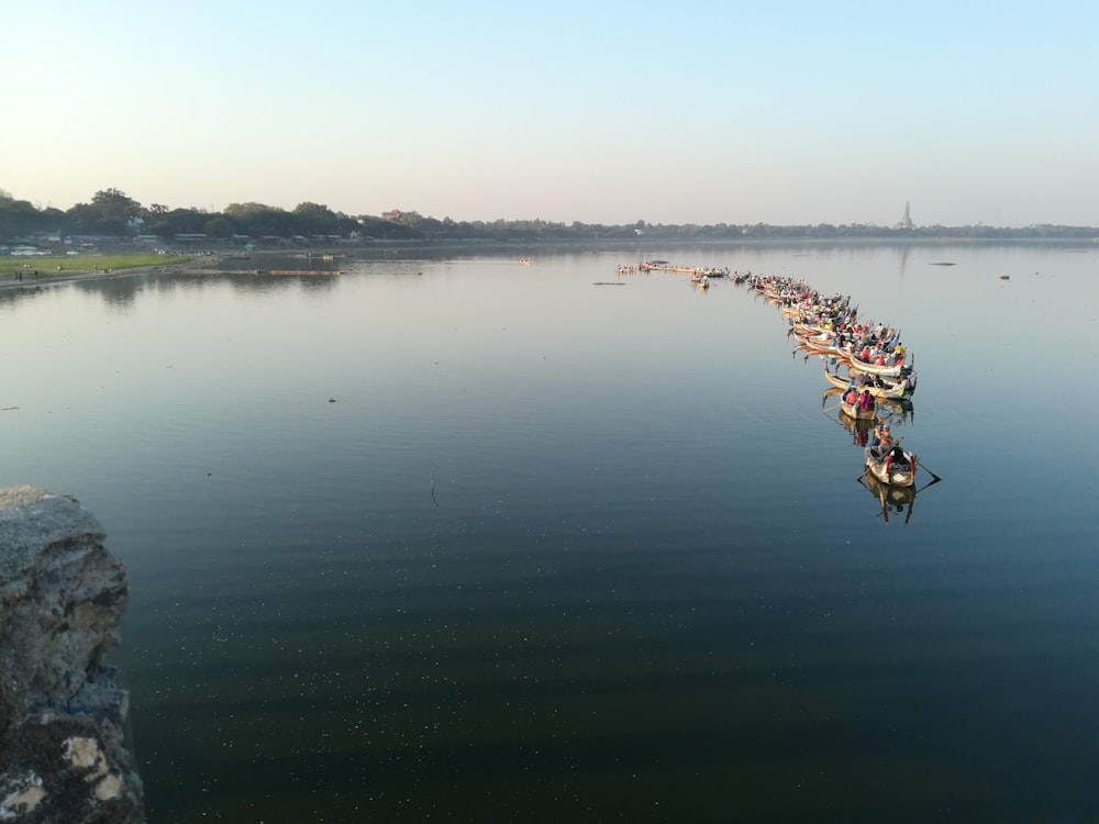 Barcos que navegan durante el día