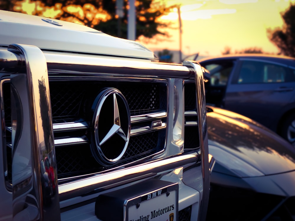 Vehículo Mercedes-Benz plateado estacionado