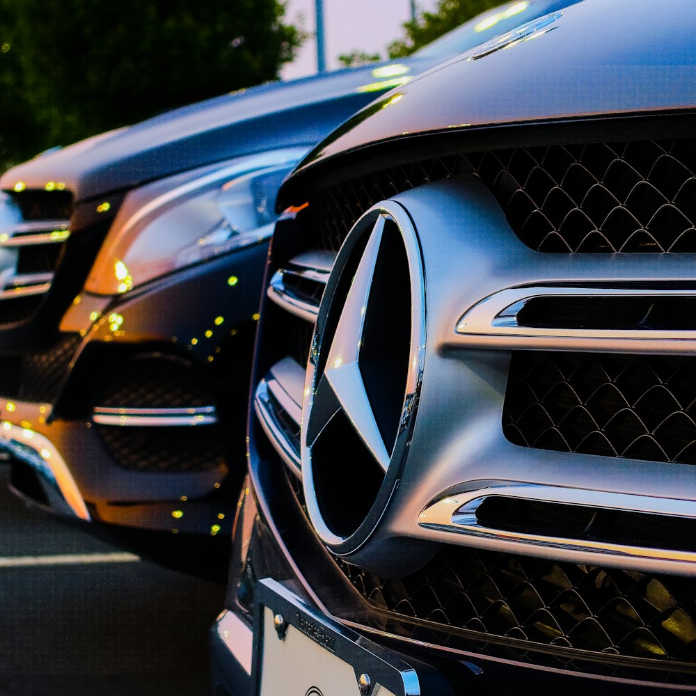 grey Mercedes-Benz emblem