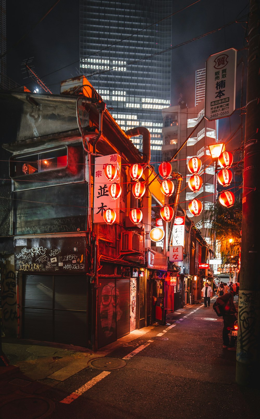 夜の路上の提灯