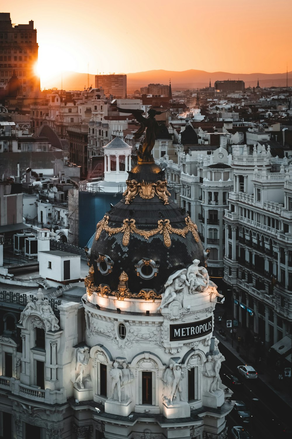 Edificio pintado de blanco y marrón