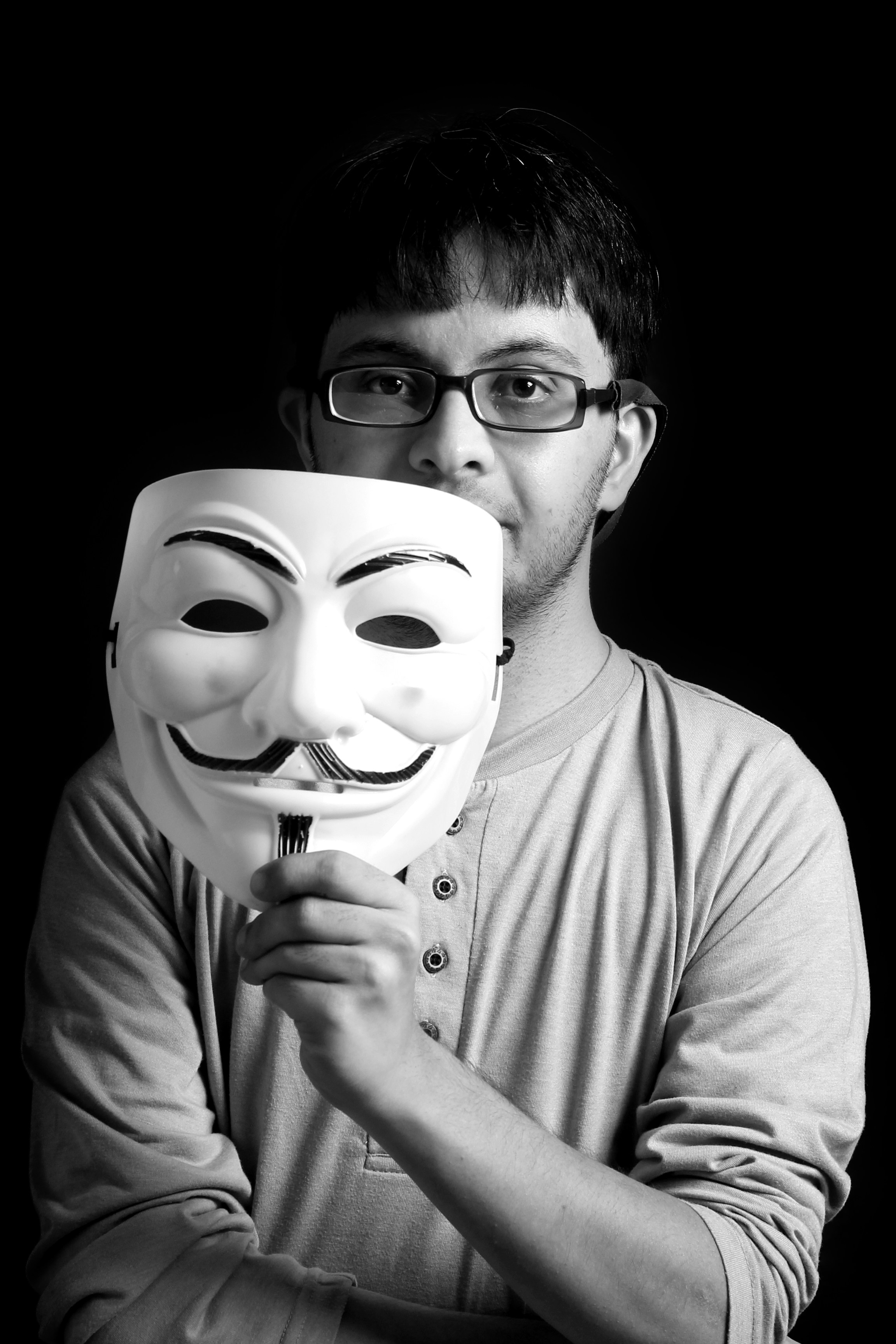 Can Masked Modeling Surpass Contrastive Learning in Reasoning Tasks?