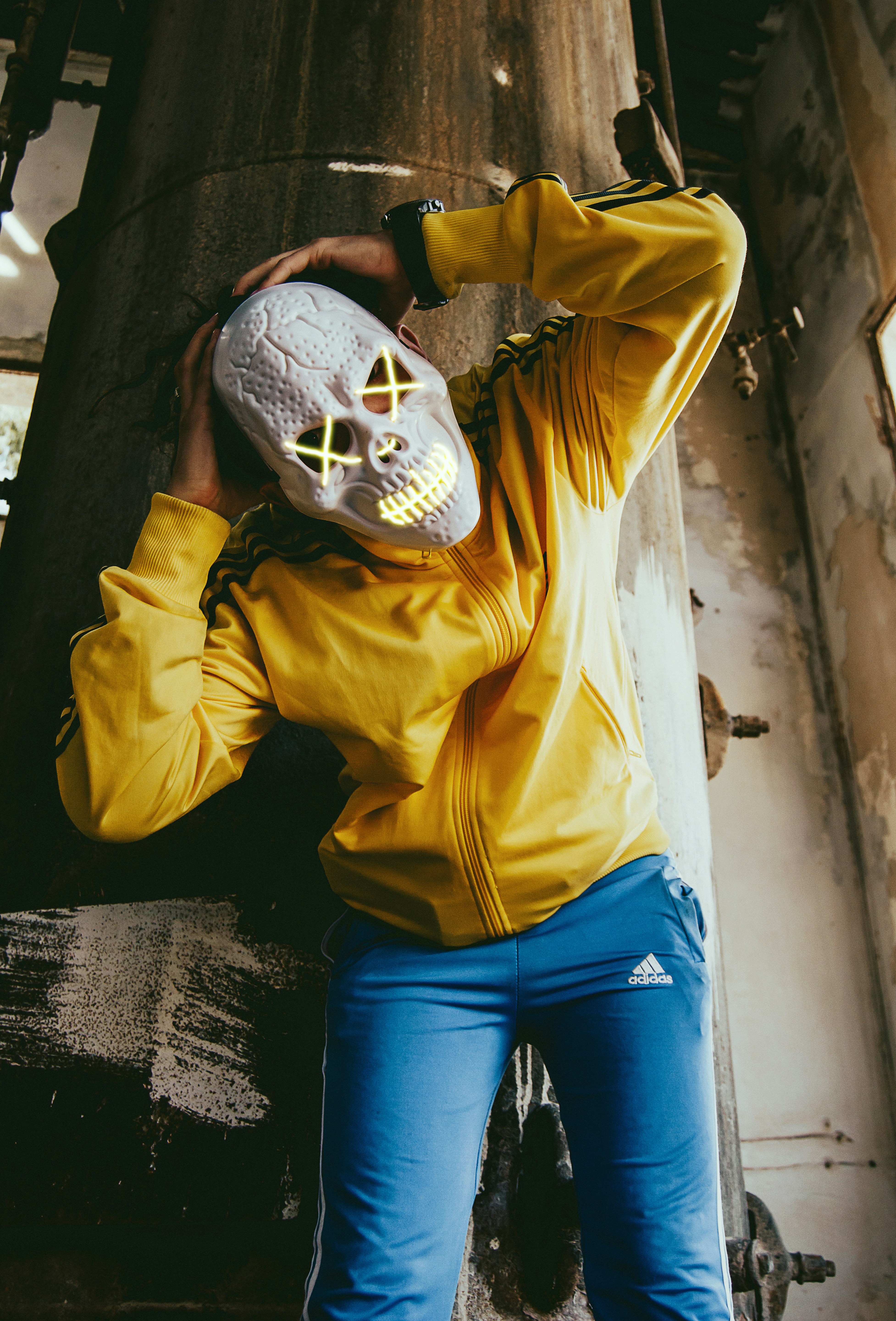 白い髑髏の仮面をかぶった人の写真 Unsplashの無料チュニジア写真