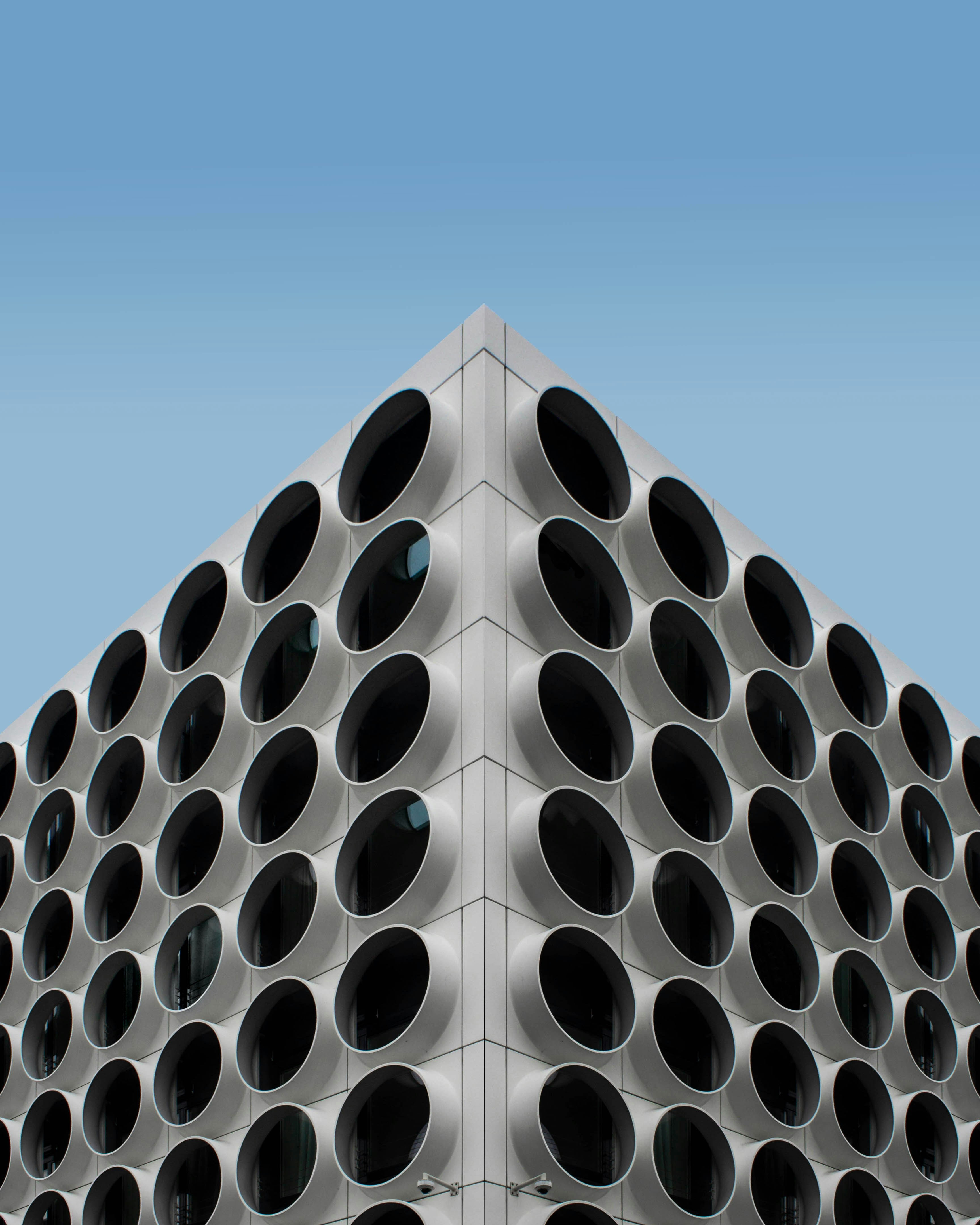 Edificio blanco y negro