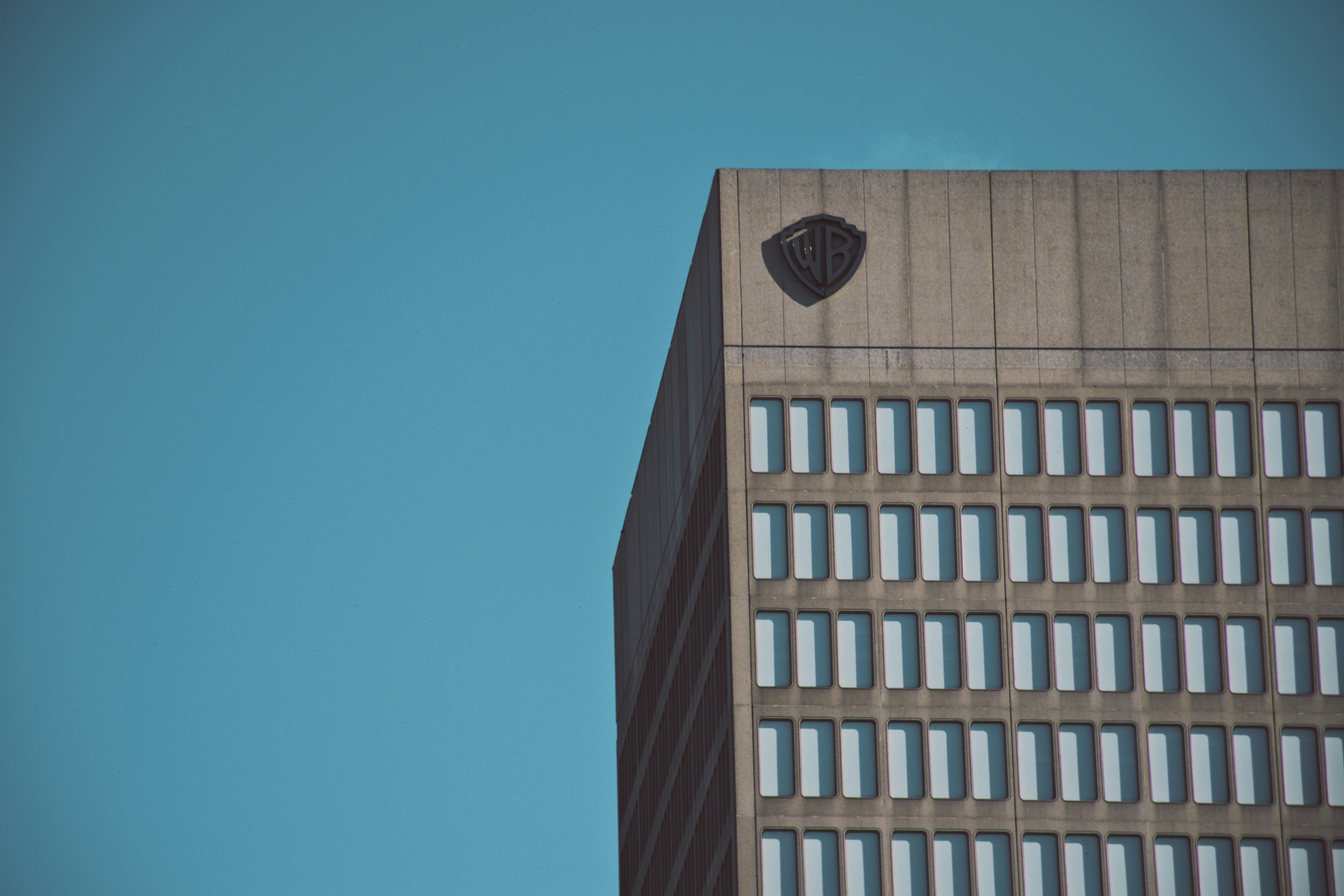 gray concrete building