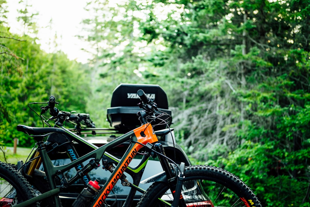 mountain bike laranja e preta