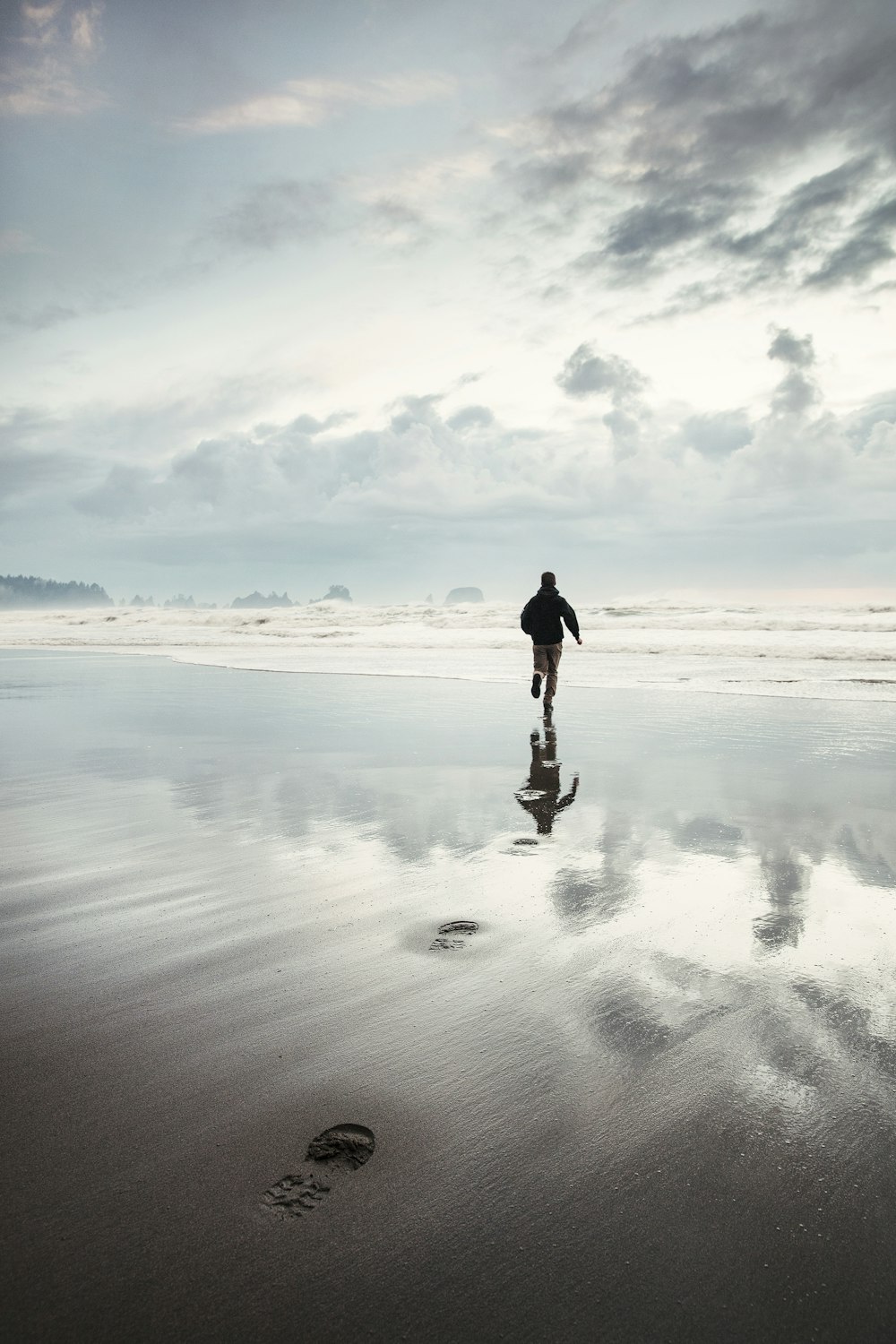 Réflexion d’une personne sur le rivage