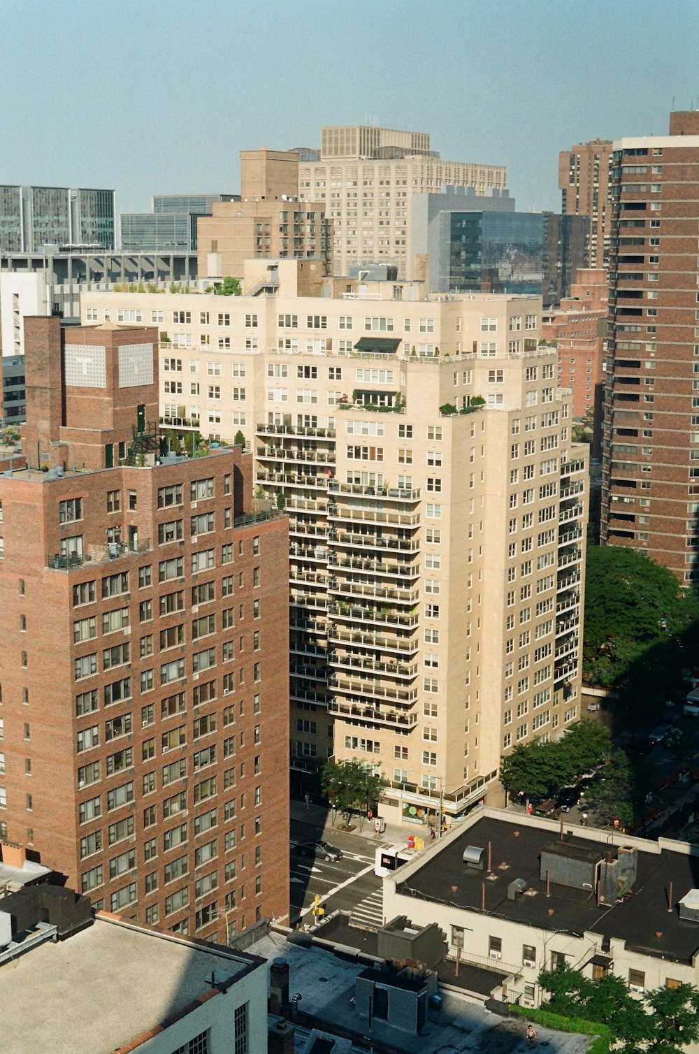 Fotografía aérea de la ciudad con edificios de gran altura durante el día