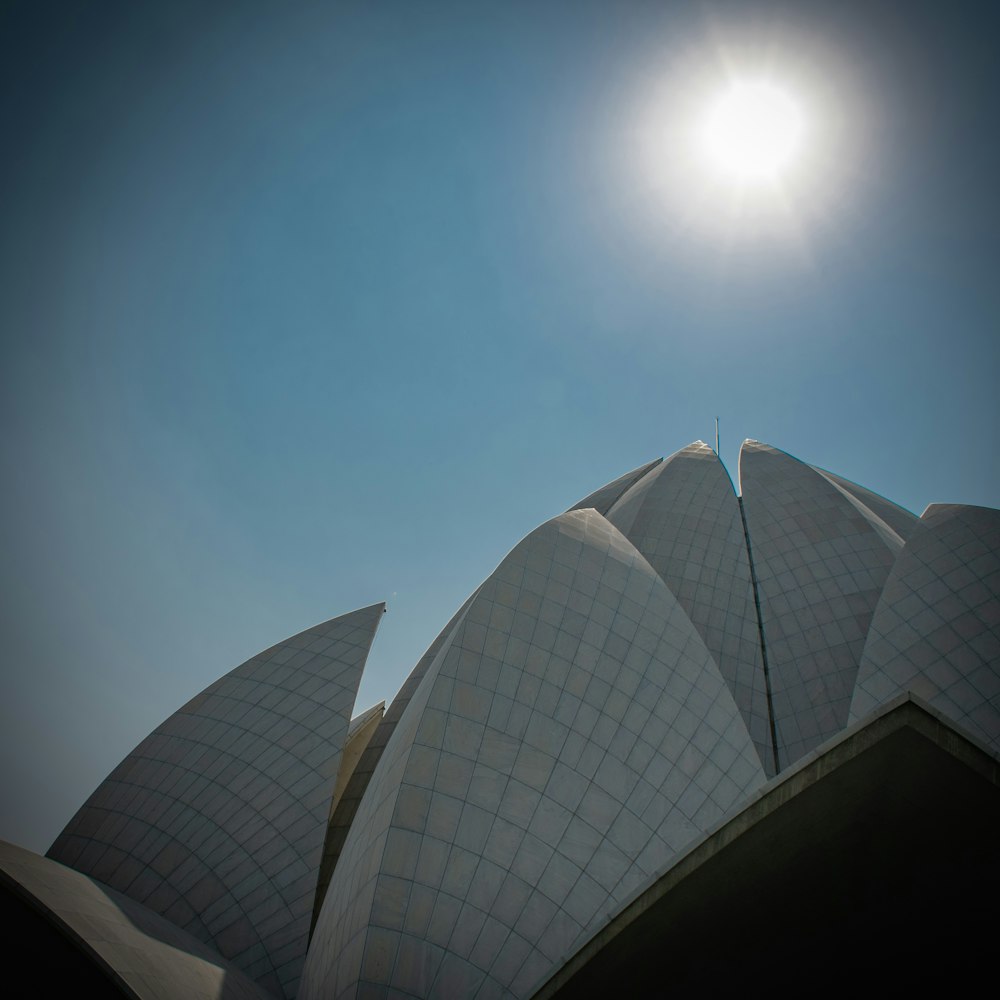 edificio in cemento bianco?