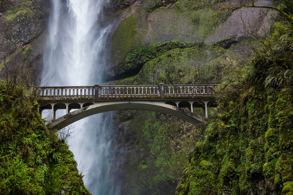 ponte di metallo grigio accanto alle cascate