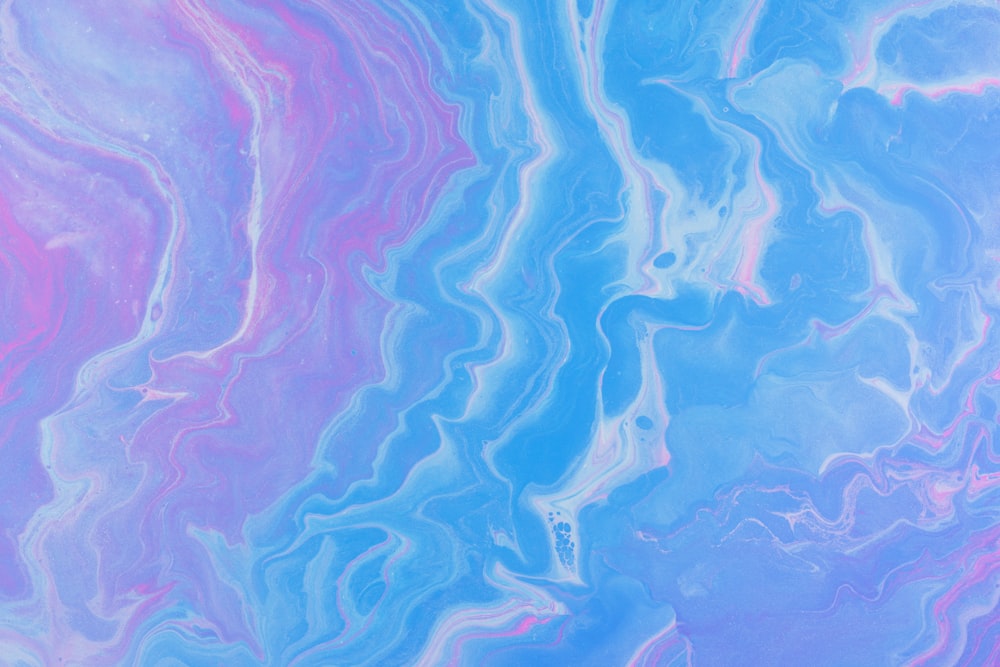 Un dipinto fluido blu, rosa e viola