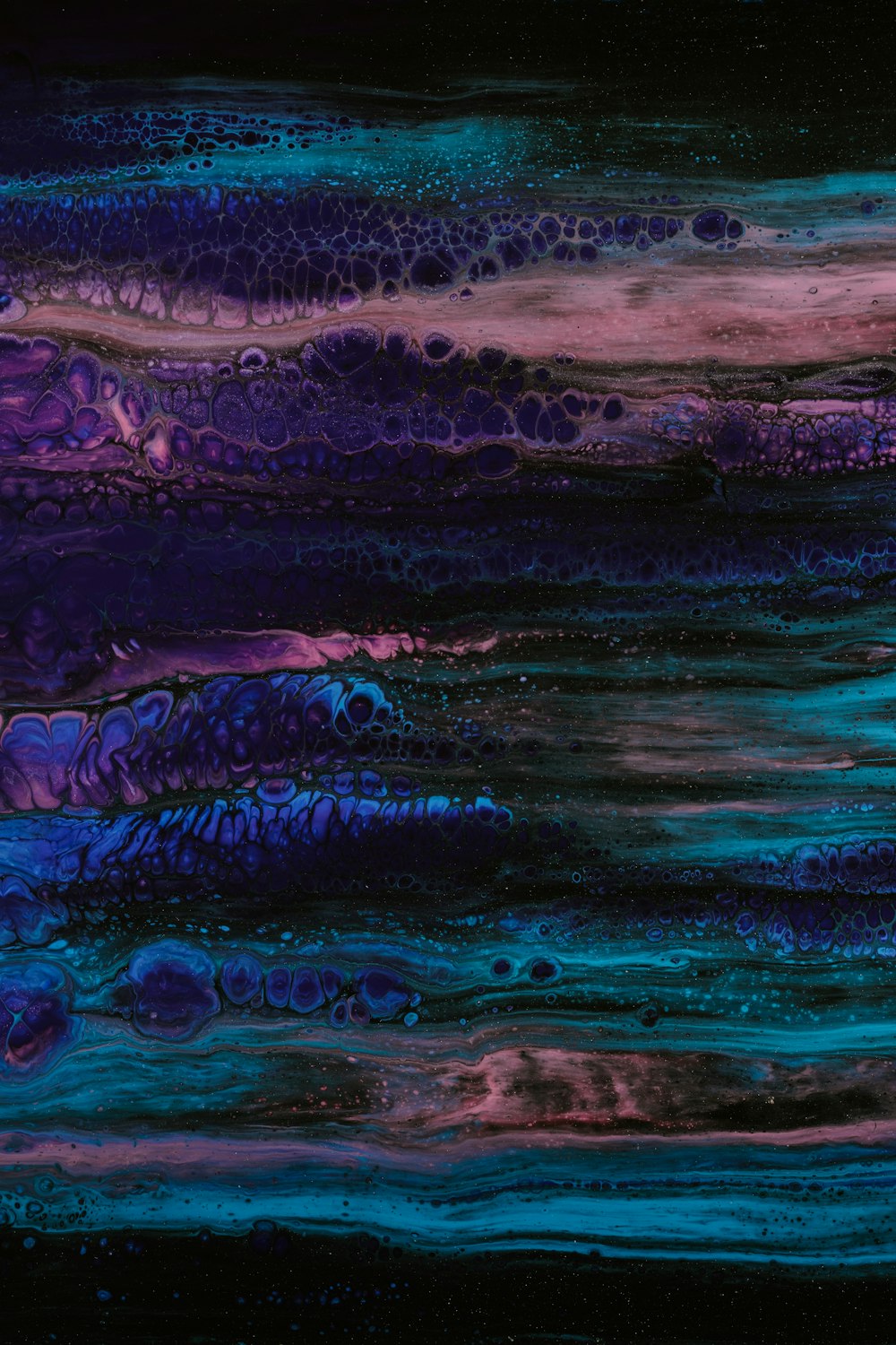 Una pintura de ondas púrpuras y azules sobre un fondo negro