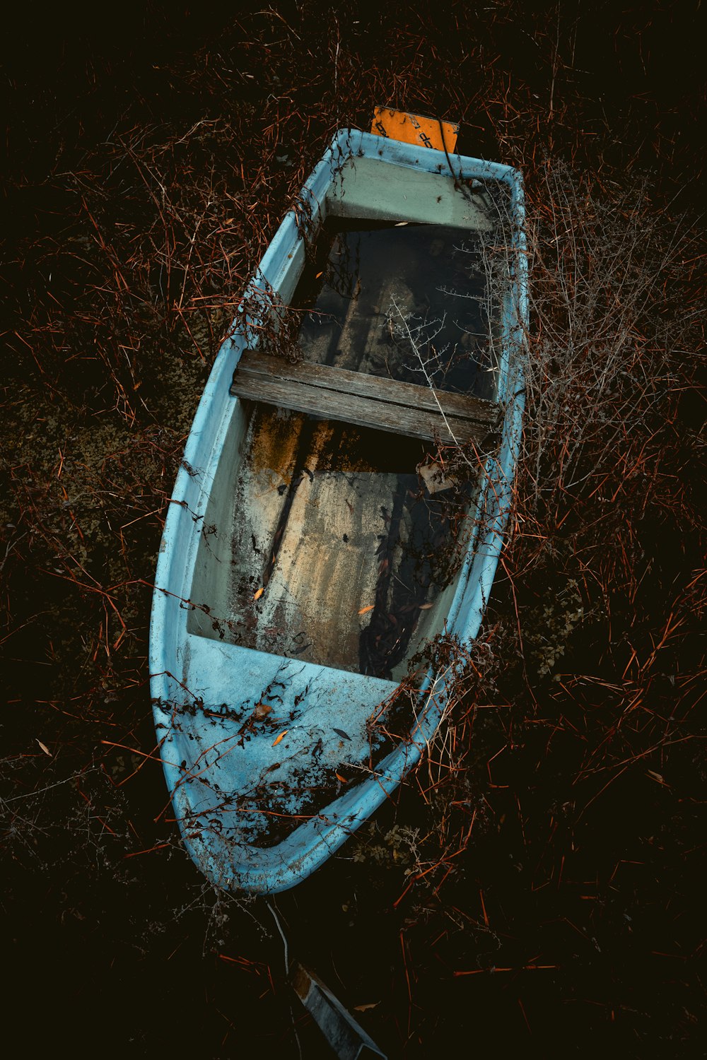 Foto de enfoque superficial de bote de remos gris