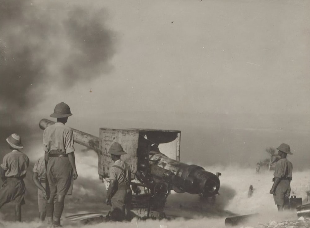 Eine Gruppe von Männern, die um ein zerstörtes Flugzeug stehen