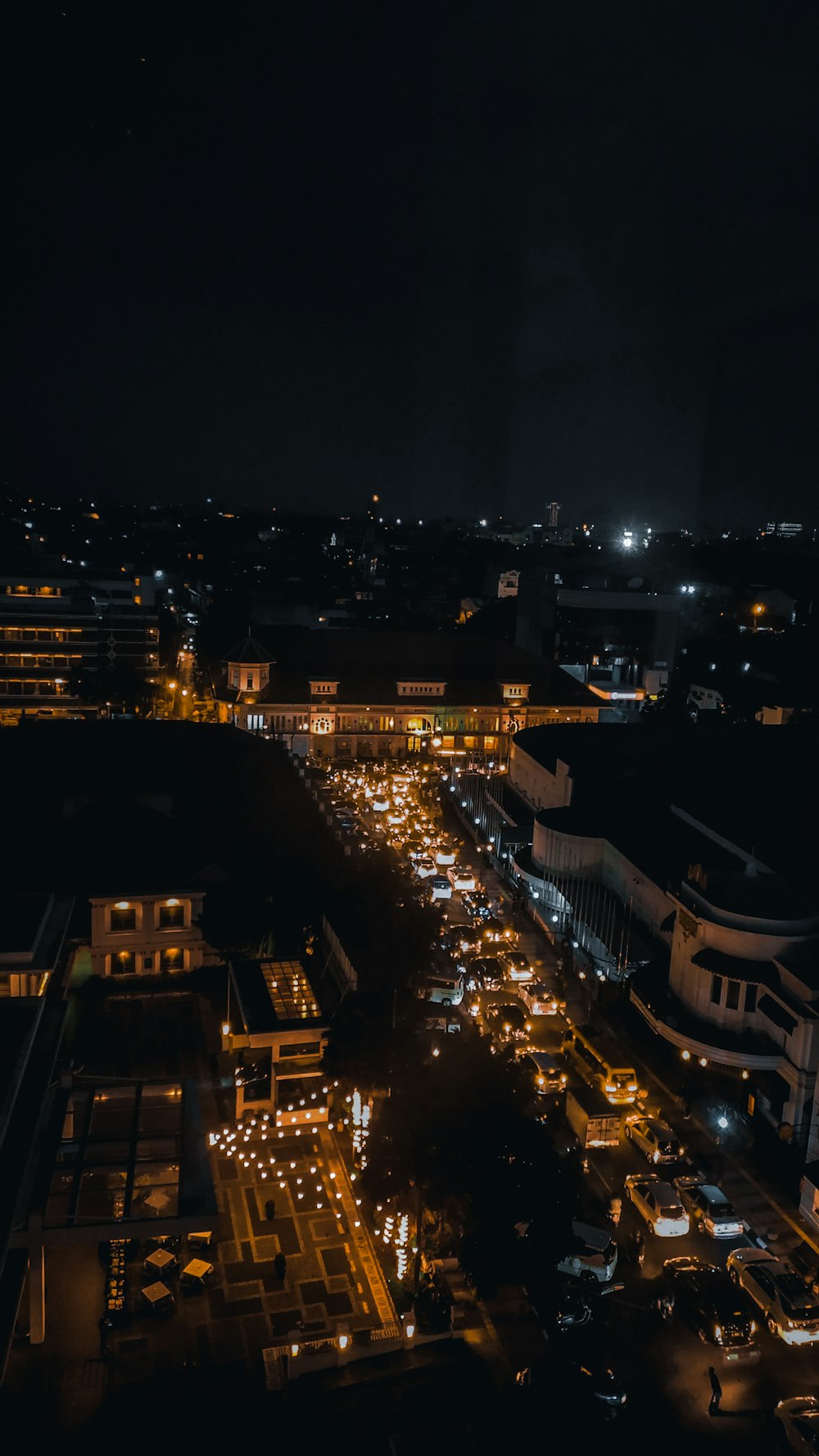 Edificios de la ciudad iluminados durante la noche