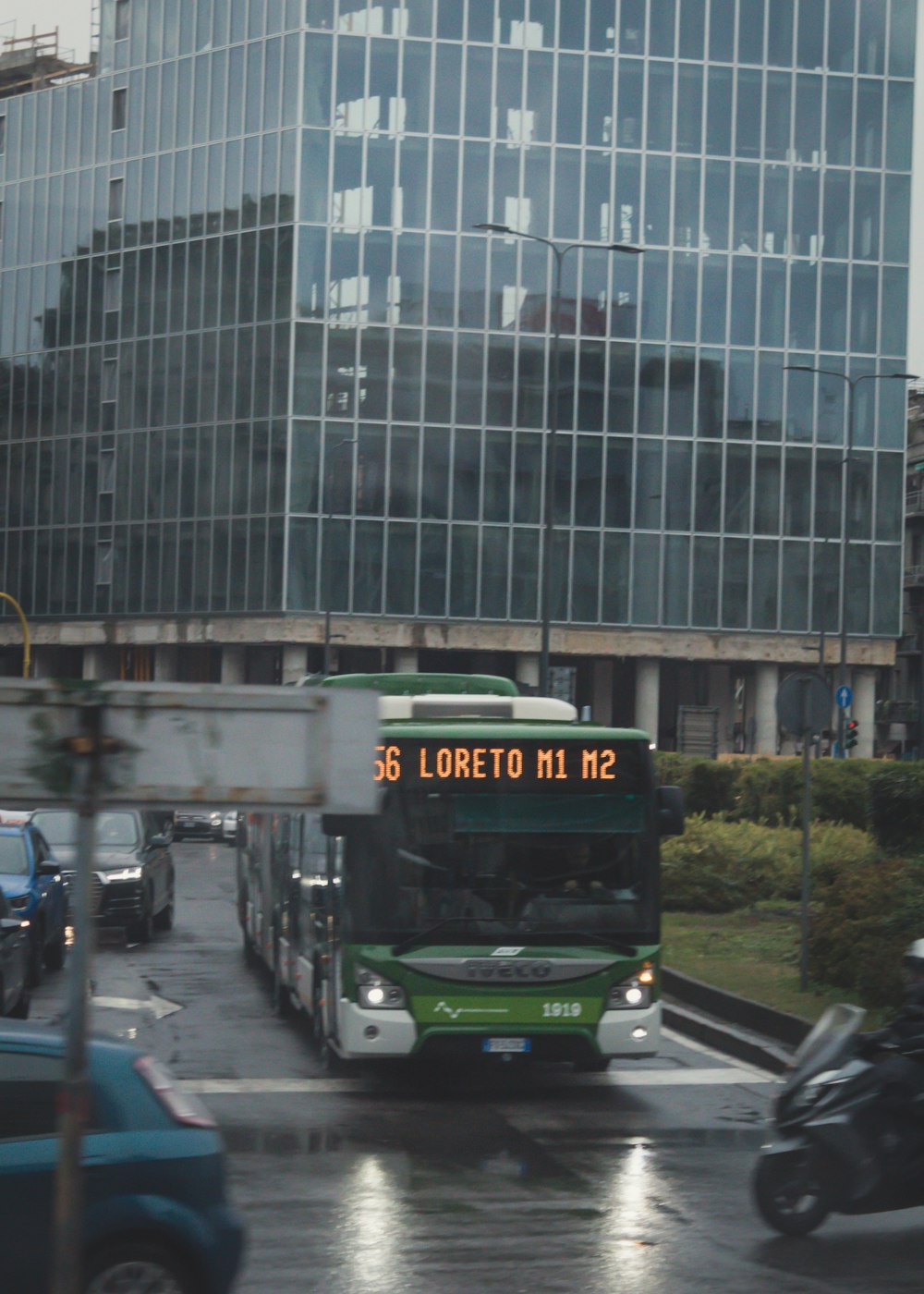 Autobús negro y verde