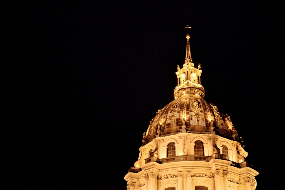 topo da catedral à noite