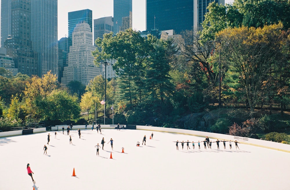 Un grupo de personas patinando en una pista de hielo