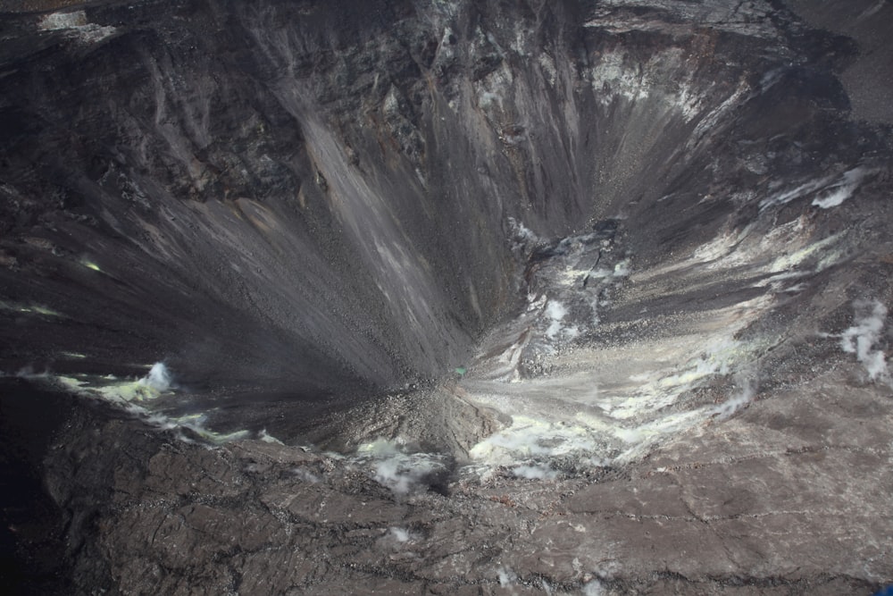 uma vista aérea de uma grande cratera nas montanhas