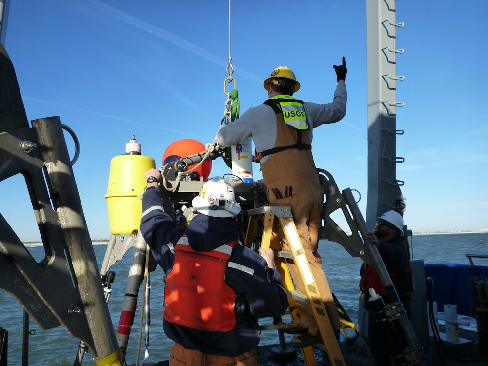 Hommes travaillant à bord d’un navire