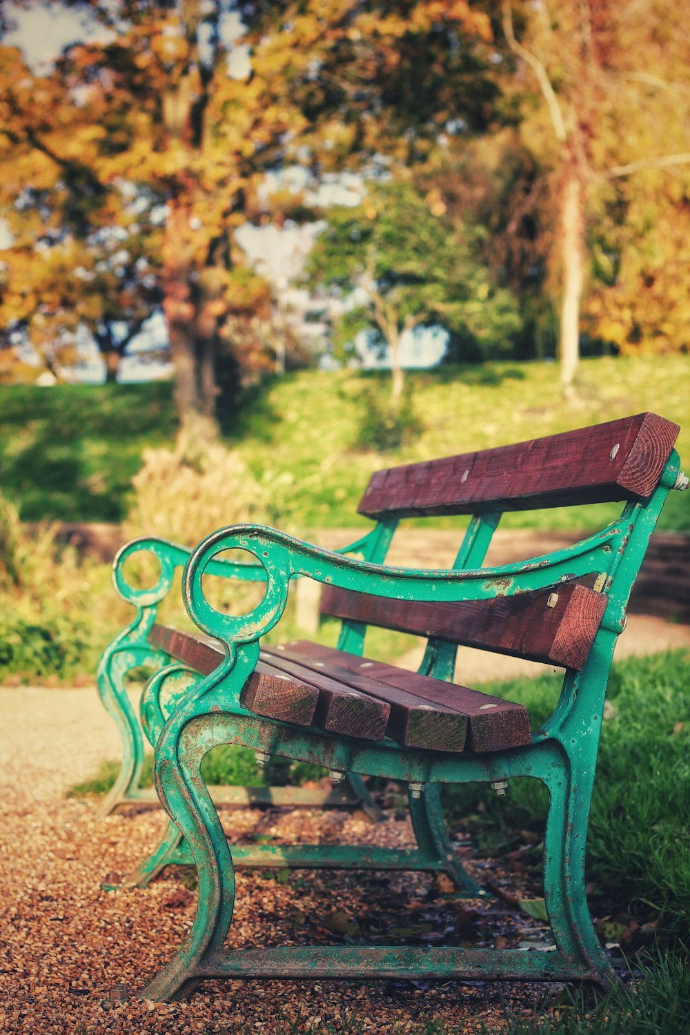 茶色の木製と緑の金属製のベンチ