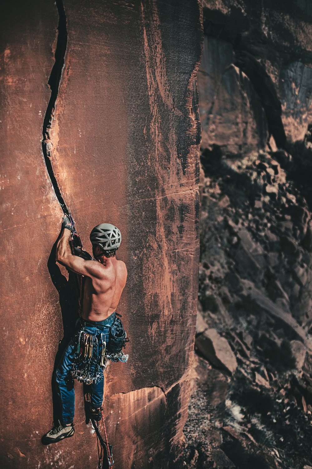 topless uomo arrampicata su roccia