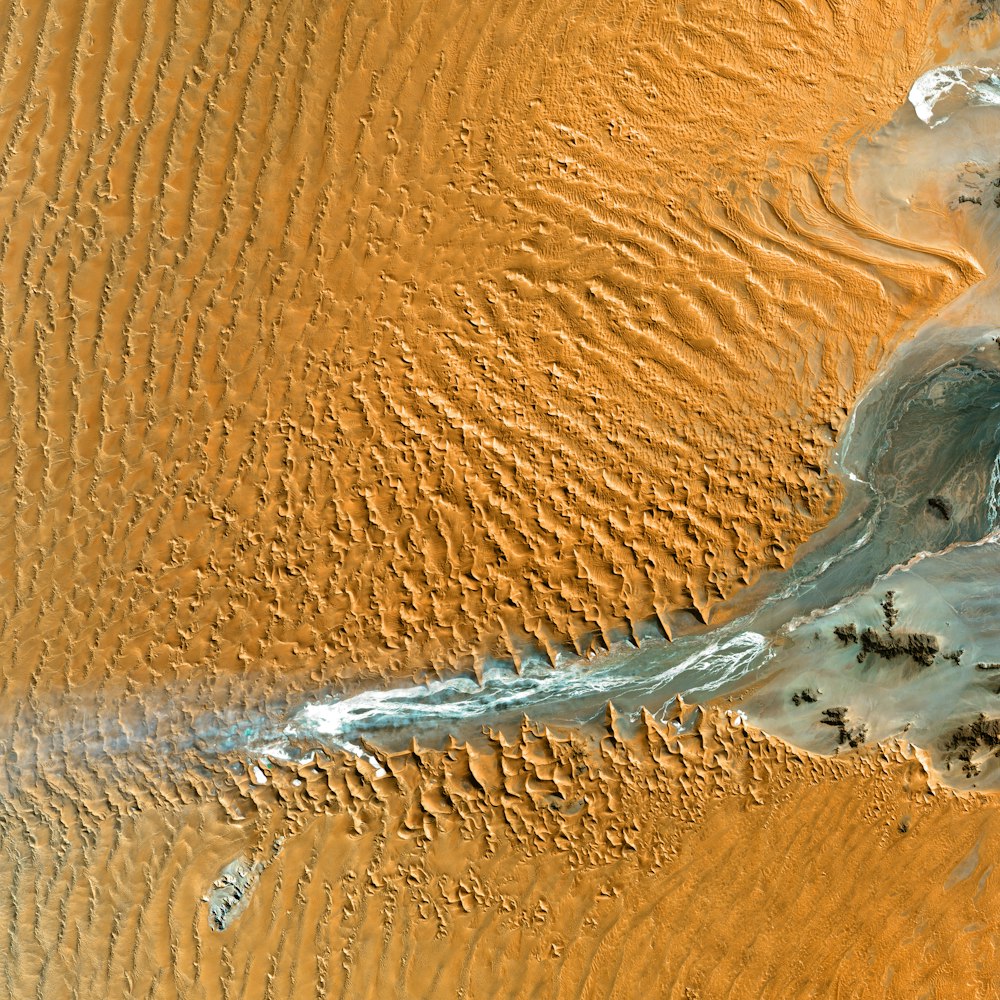 Una veduta aerea di un fiume che attraversa un deserto