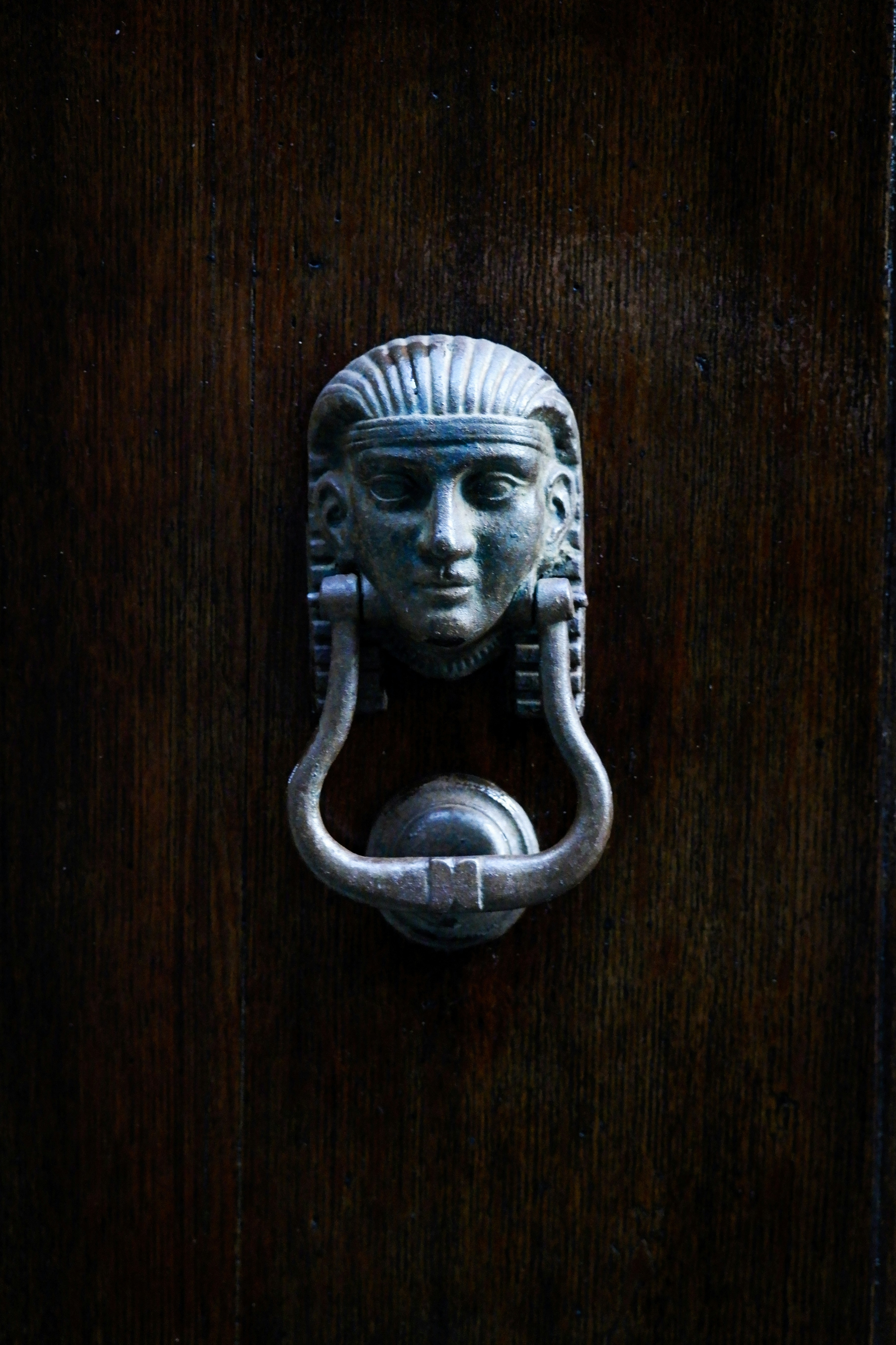 Foto de enfoque superficial de casillero de puerta gris