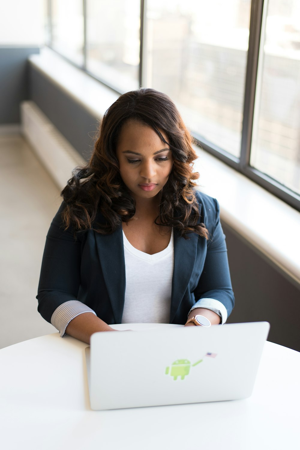 woman siting in front of the laptop