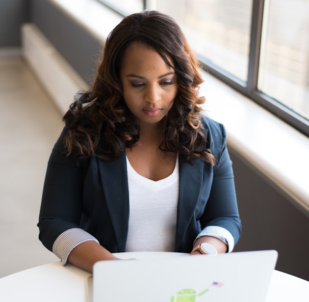 woman siting in front of the laptop