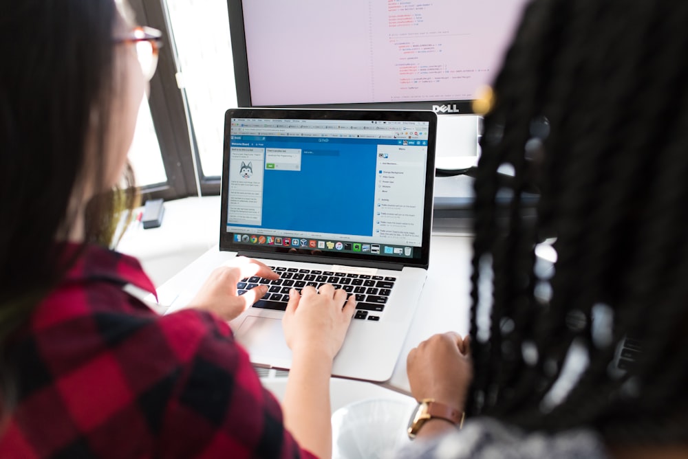 femme utilisant MacBook Pro