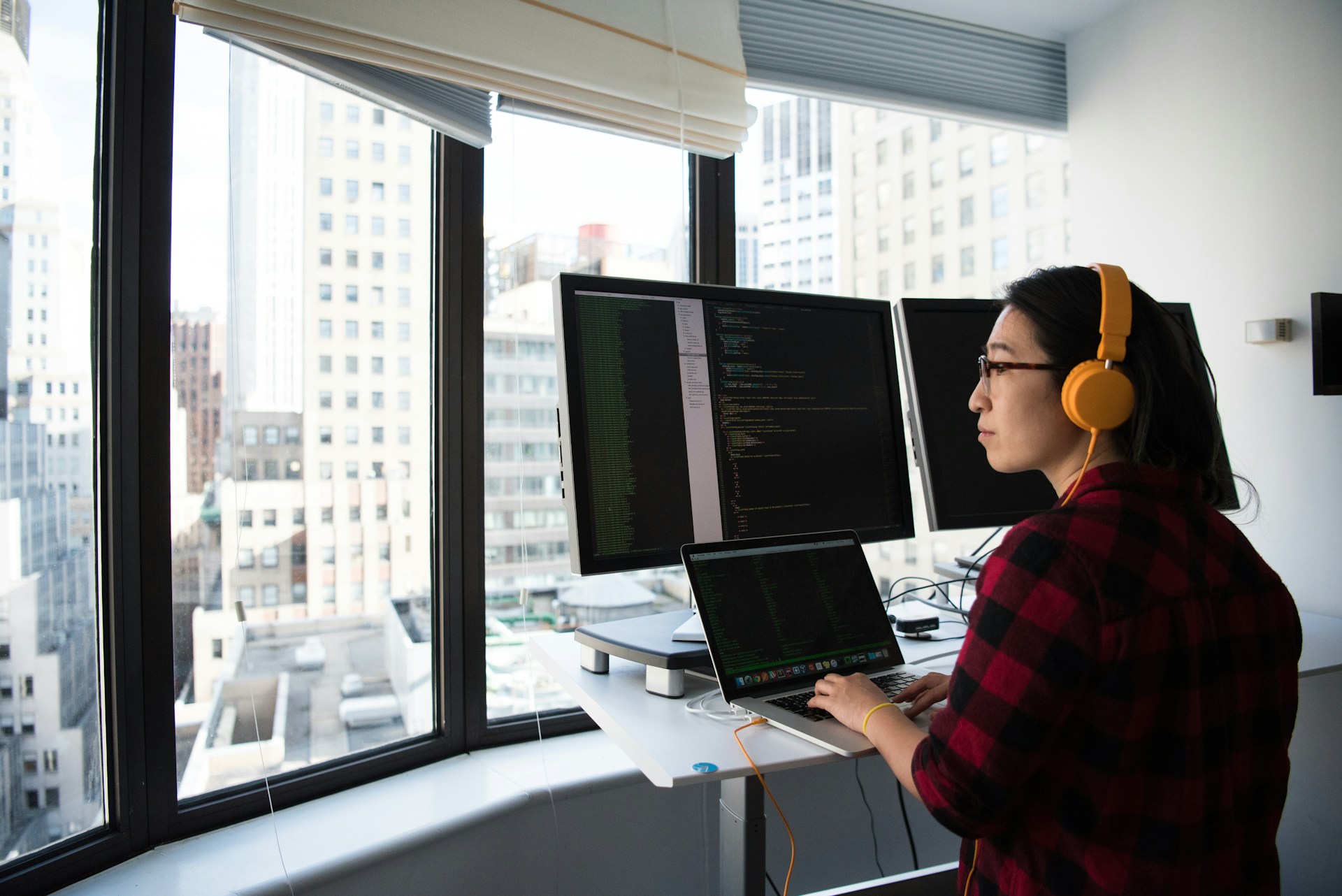 gray computer monitor