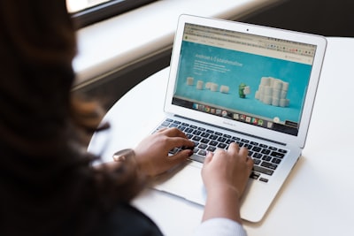 Jakie są najważniejsze cechy dobrej strony internetowej? - woman using MacBook Air on table