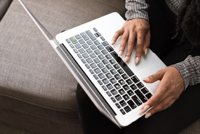 Na czym polega optymalizacja SEO strony internetowej? - woman facing MacBook