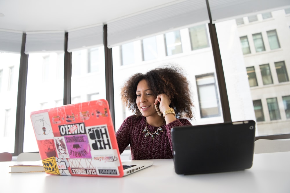 Mujer usando computadora portátil