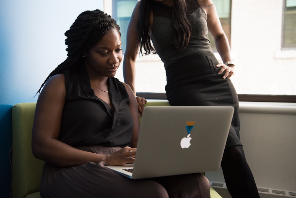 mujer sentada frente a MacBook