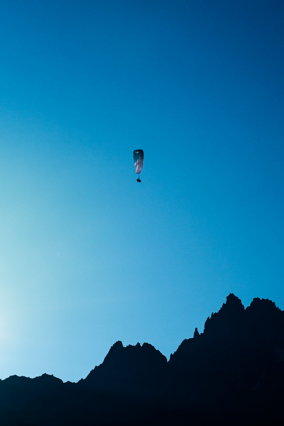 white and blue parasailing