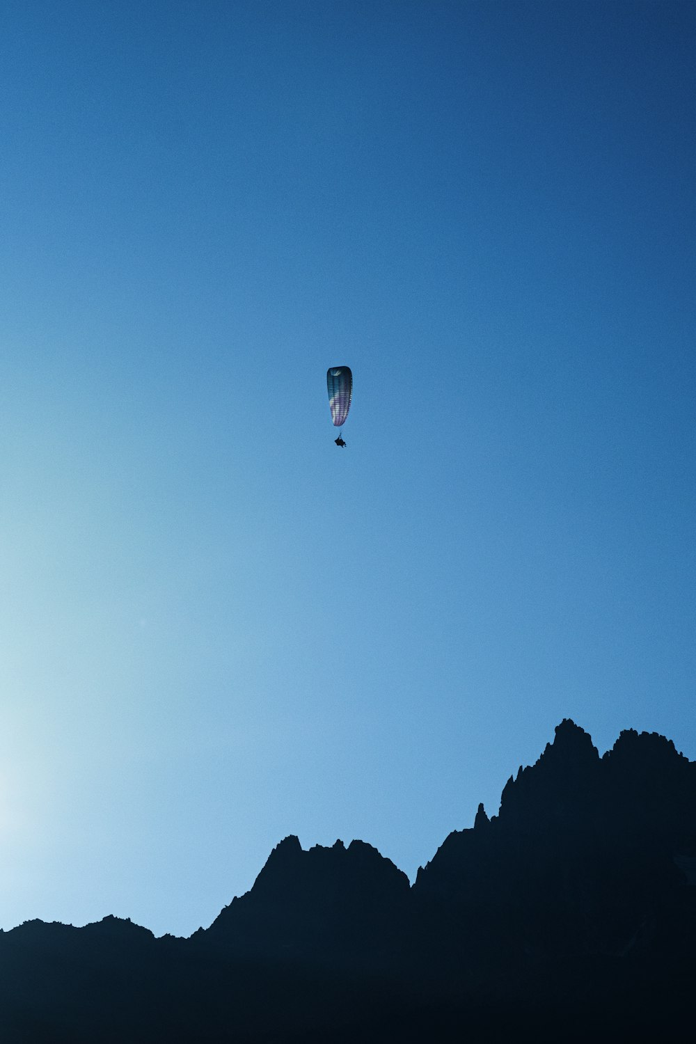 white and blue parasailing