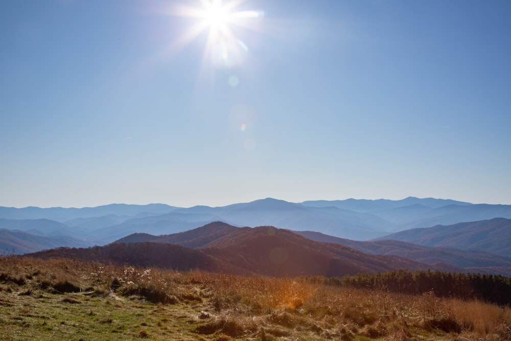 Berg- und Rasenlandschaft