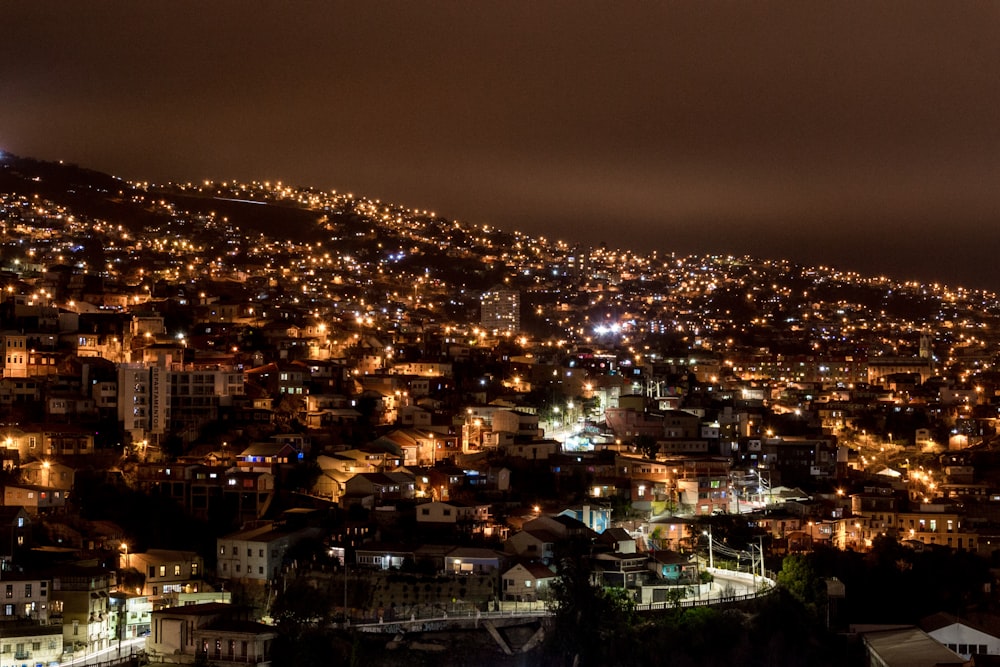 Fotografía aérea de la ciudad por la noche