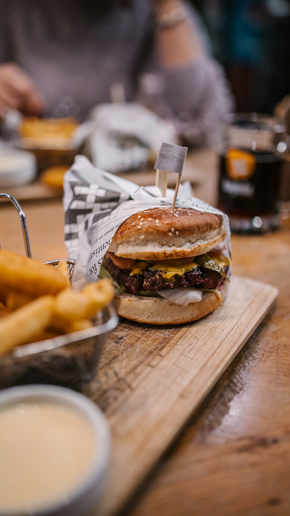 Frites avec burger au fromage