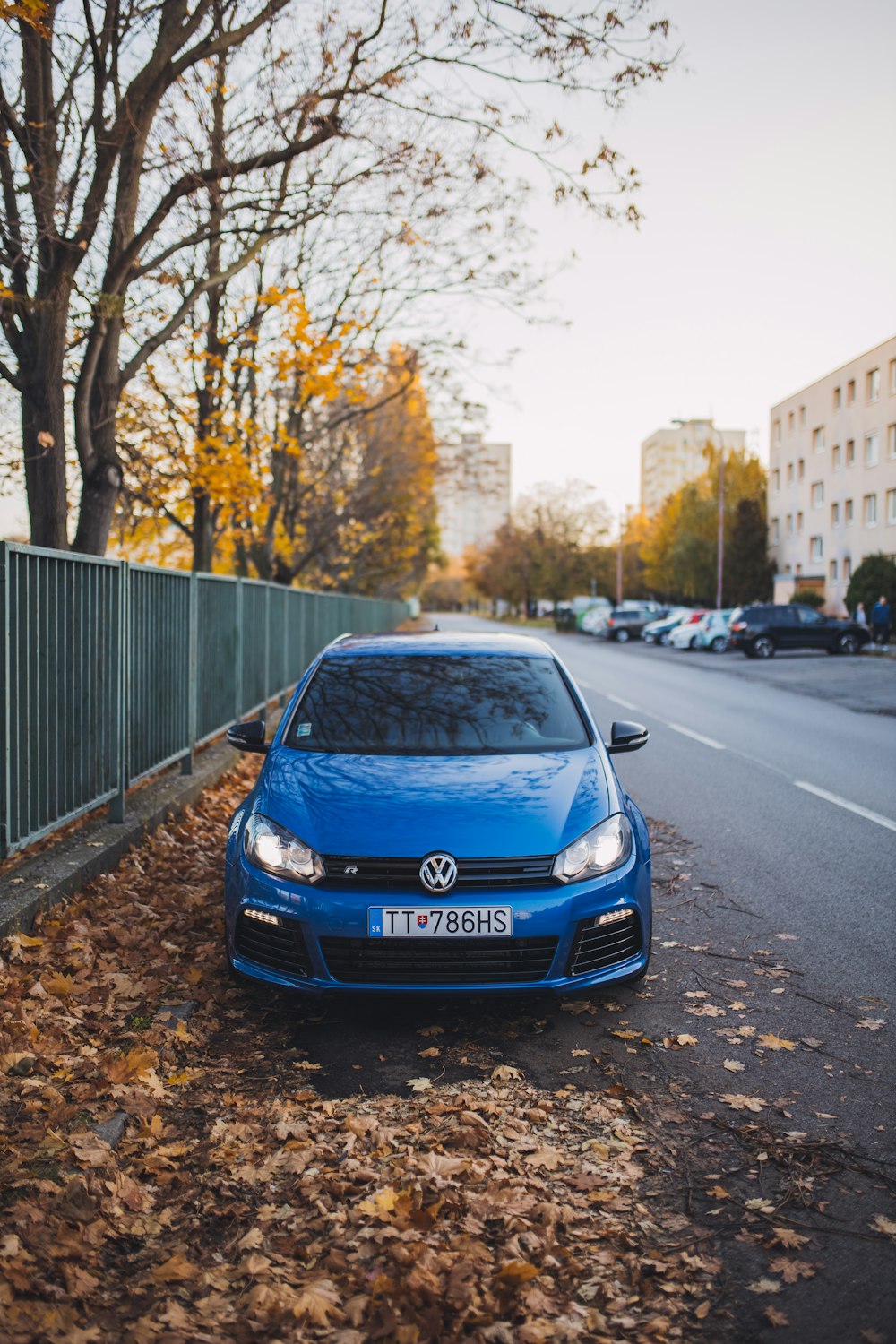 Vehículo Volkswagen azul en carretera asfaltada