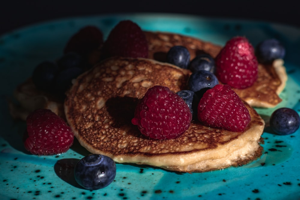 pancakes with raspberries and blueberries