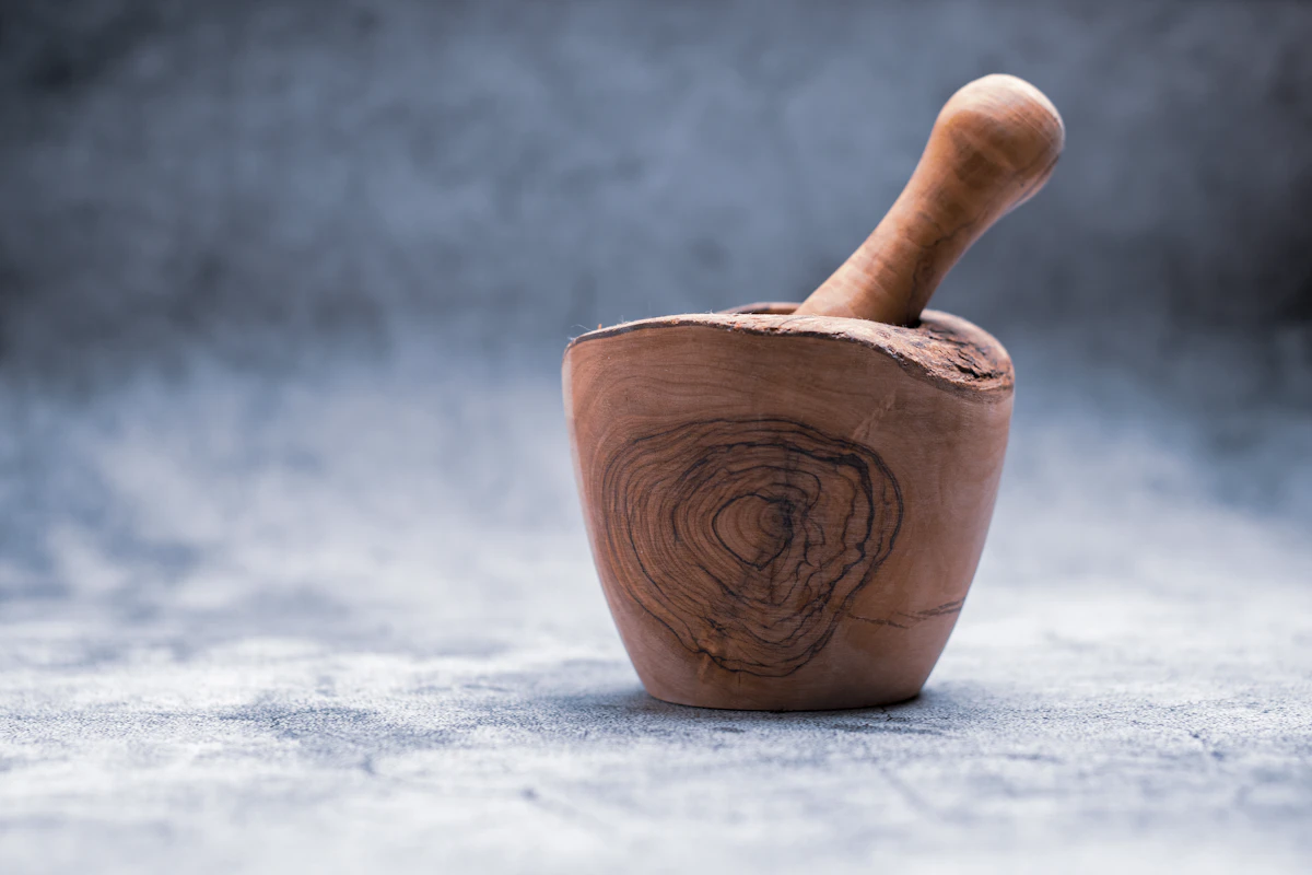 Houten koolstamper