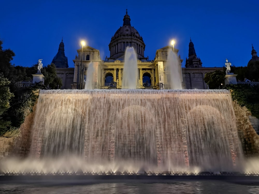 Wasserbrunnen in der Nacht