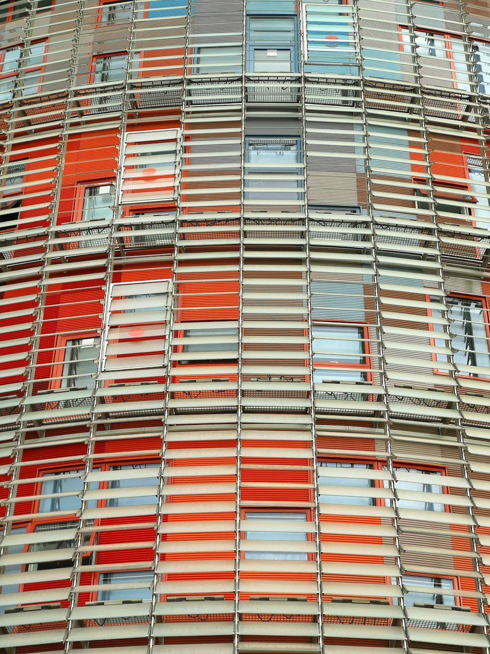 edificio in cemento arancione