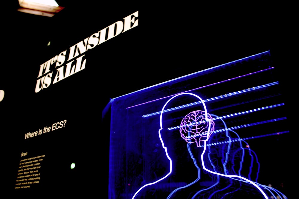 Un display al neon della testa e del cervello di un uomo