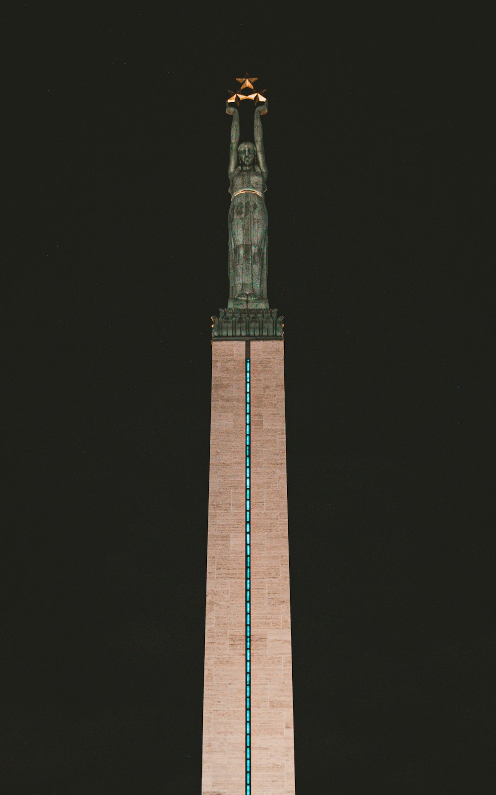 Estatua del hombre en el obilisco