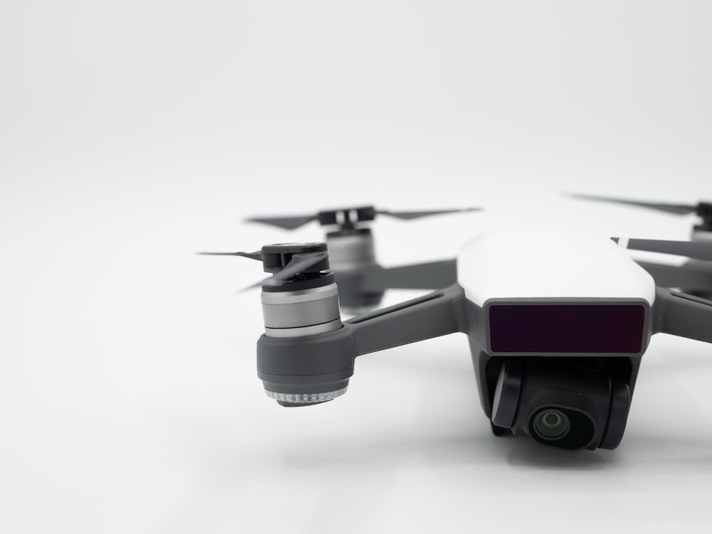 drone quadricottero bianco e nero