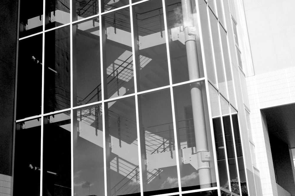 Una foto en blanco y negro de una escalera en un edificio